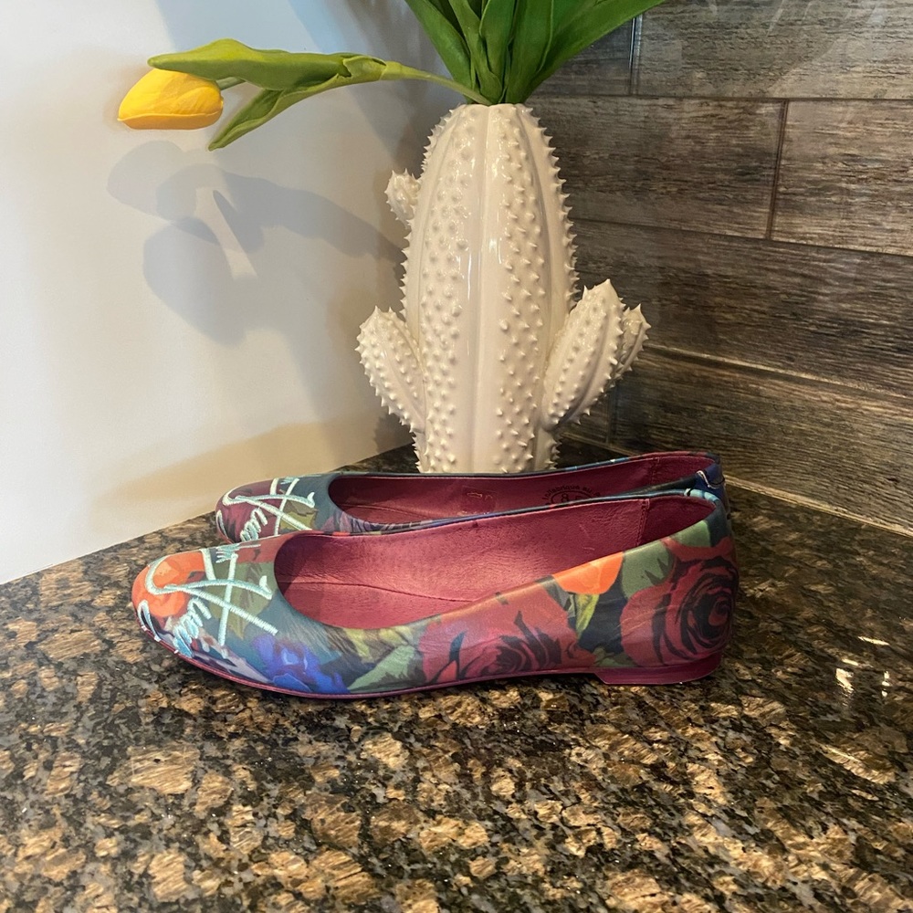 John Fluevog Vibrant Travel Vogs (Fits Like 7-7.5) - Picture 8 of 8
